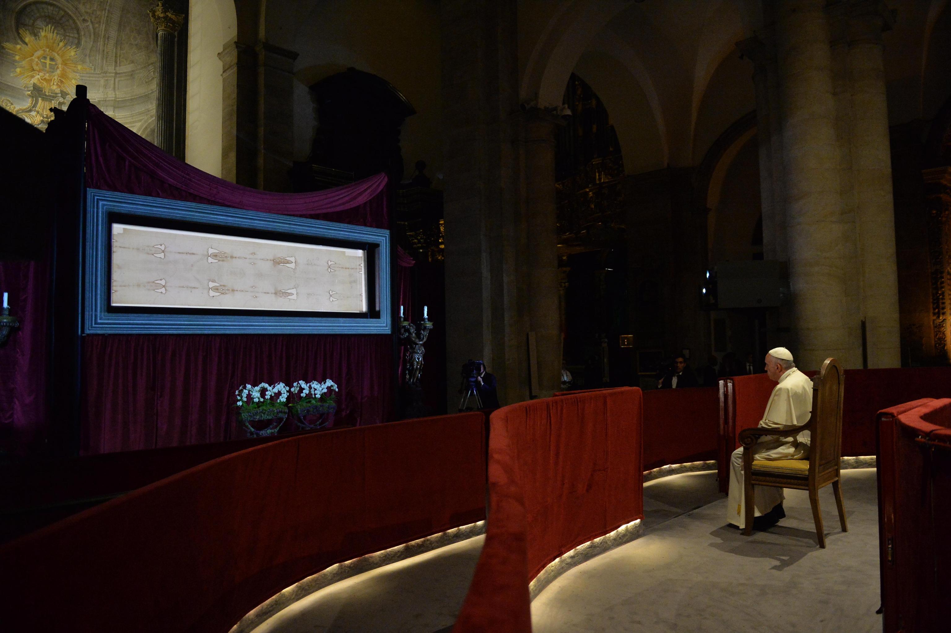 Pope Francis in meditation in front of the Holy Shroud