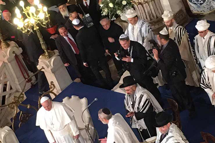 Pope Francis visits synagogue