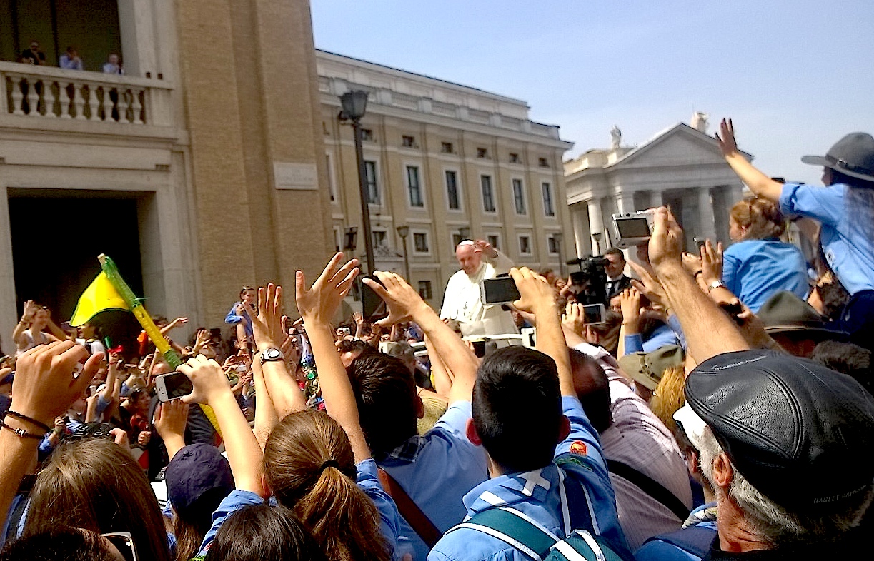 Pope francis transit in the jeep between the scouts - Rome 13 june 2015