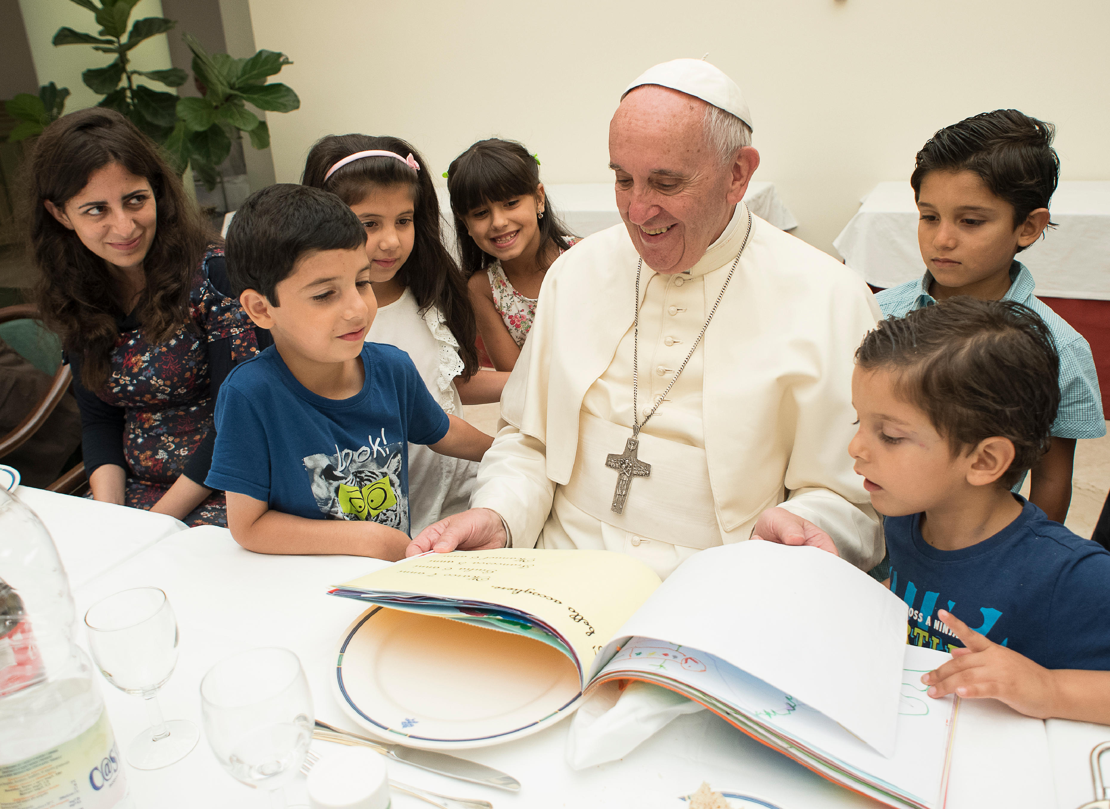 Lunch with Syrian Refugees © L'Osservatore Romano