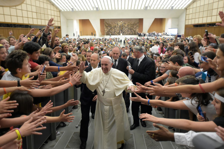 Pope with youth © L'Osservatore Romano