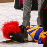 The “Eventful” Audience of the Pope: A Swiss Guard Fainted in Front of Him and a Child Interrupted His Catechesis