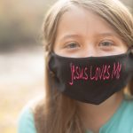 USA: student may wear previously banned masks with “Jesus Loves Me” sign