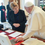 On eve of swearing-in of new Swiss Guardsmen, Pope receives Swiss president