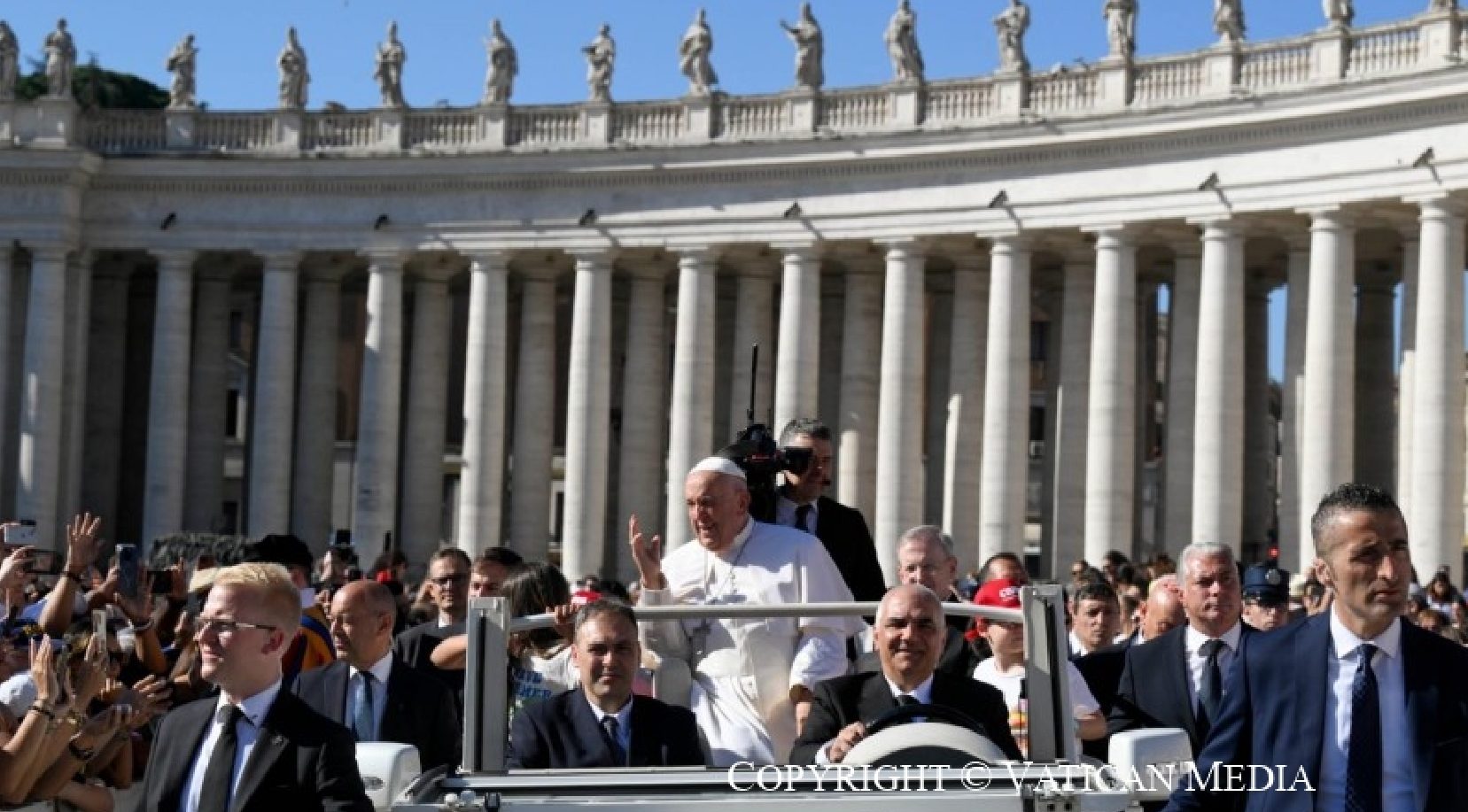 As usual, the Pope drove through the avenues of the Square in the popemobile between 8:45 and 9:00 in the morning