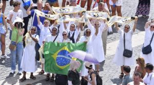 At the end of the Marian prayer, the Pope greeted various groups of pilgrims from Brazil, Italy, and Poland