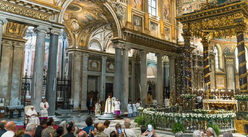 The Pope delivered the homily, in which he explained two signs associated with this basilica: the snowfall and the icon of the Virgin Salus Populi Romani