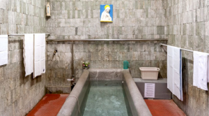 In the pools, volunteers of the hospital accompany the sick with little mobility and bathe them