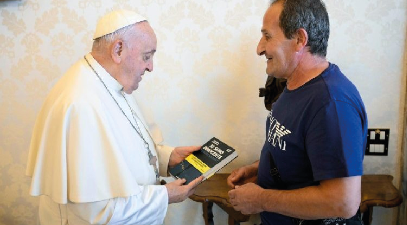 In his audience with the Holy Father, Zuncheddu presented his book entitled “Io Sono Innocente” [“I Am Innocent”], written together with his lawyer.