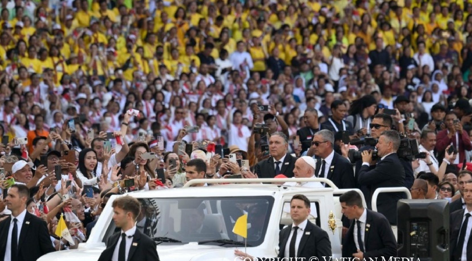 Pope Francis presided over the Holy Mass in the “Gelora Bung Karno” Stadium of Jakarta before some 100,000 people.