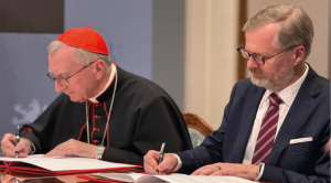 The signing ceremony, held at the Office of the Prime Minister in Prague, was led by Cardinal Pietro Parolin