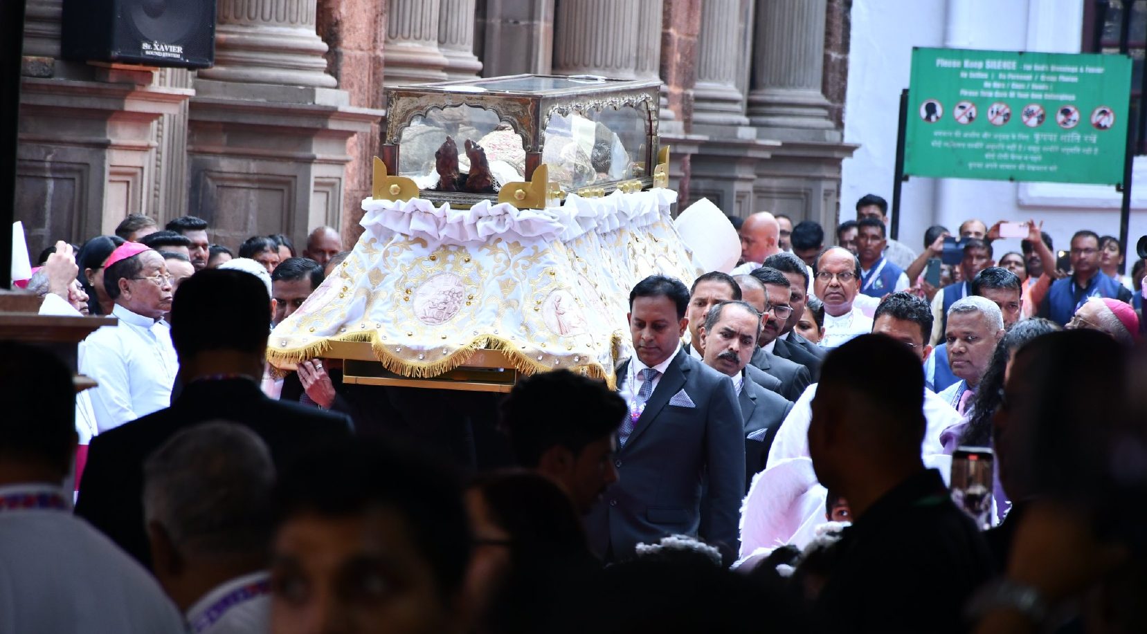 The exposition began with an inaugural Mass attended by over 40,000 faithful.